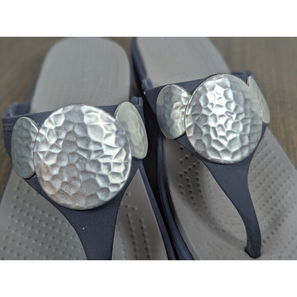 CROCS COMFORT Sanrah Wedge Sandals Womens 9 Black Hammer Silver Circle Logo - Picture 5 of 13